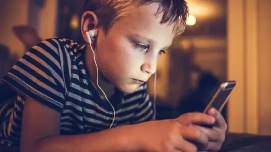 نصائح وحيل لإبعاد طفلك عن الهاتف