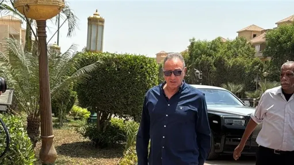 شاهد - الخطيب يقود وفد الأهلي في جنازة والد العامري فاروق بمسجد الشرطة (صور)