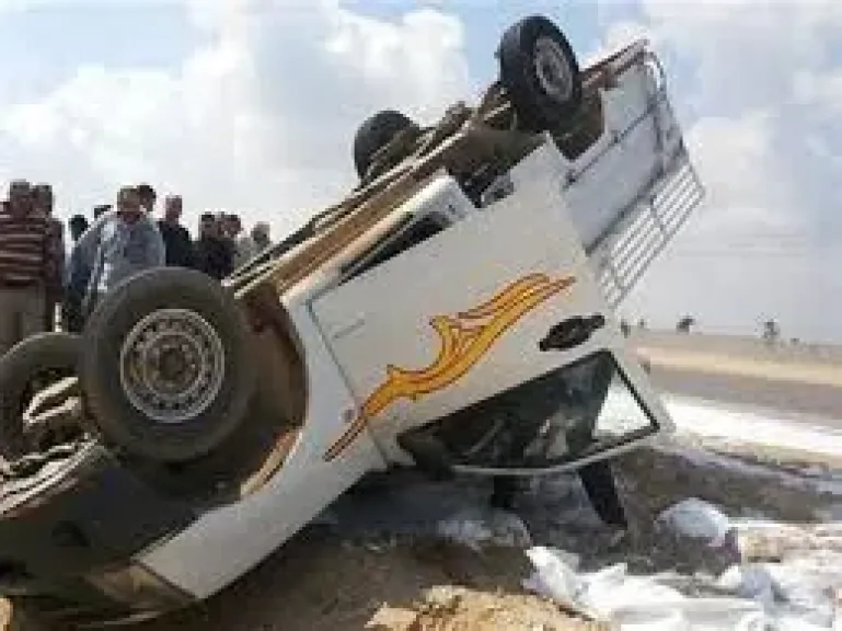 إعادة الحركة المرورية لطبيعتها بعد إنقلاب سيارة ربع نقل محمّلة بالأخشاب بالقليوبية