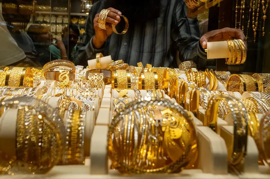 الذهب يتراجع محليًا وعالميًا.. والجرام يخسر 40 جنيهًا