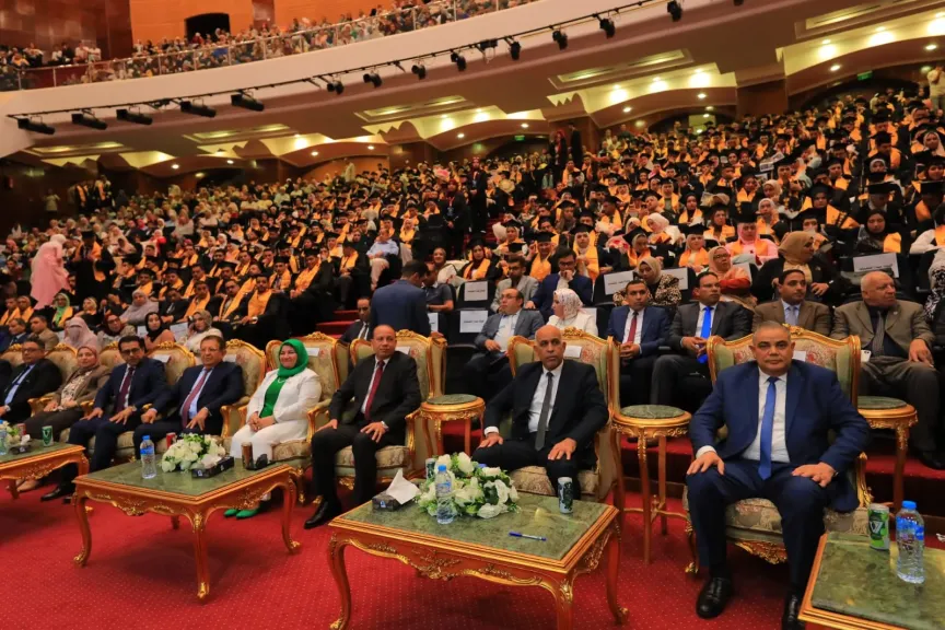 رئيس جامعة المنصورة يُشارك في احتفال تخريج ”الدفعة الذهبية” الأولى بحقوق  كفر الشيخ