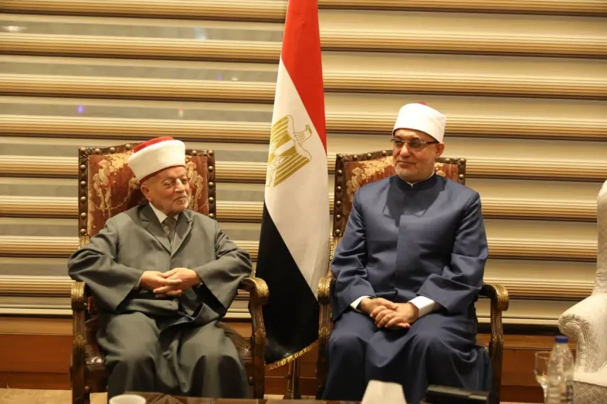 مفتي الجمهورية يستقبل مفتي القدس والديار الفلسطينية لدي وصوله القاهرة  للمشاركة في المؤتمر العالمي العاشر للإفتاء