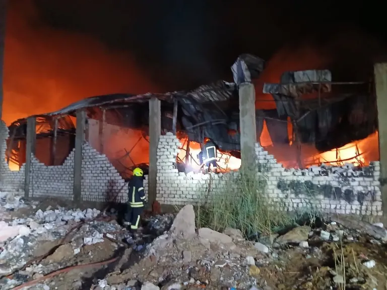 بعد الدفع بـ15 سيارة إطفاء.. الحماية المدنية تسيطر علي نشوب حريق هائل بمصنع أحذية في الخانكة