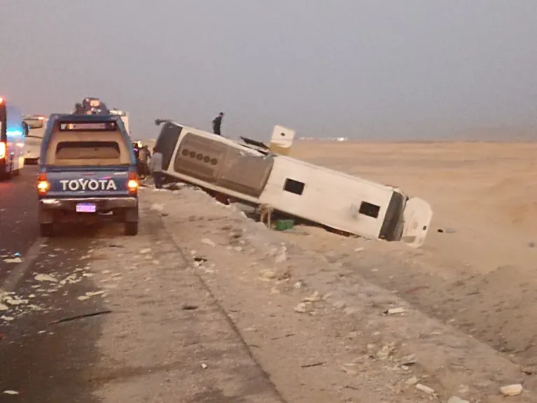 محافظ أسيوط يتابع الحالة الصحية لمصابي حادث تصادم أتوبيس نقل ركاب مع سيارة نصف نقل بطريق أسيوط – البحر الأحمر