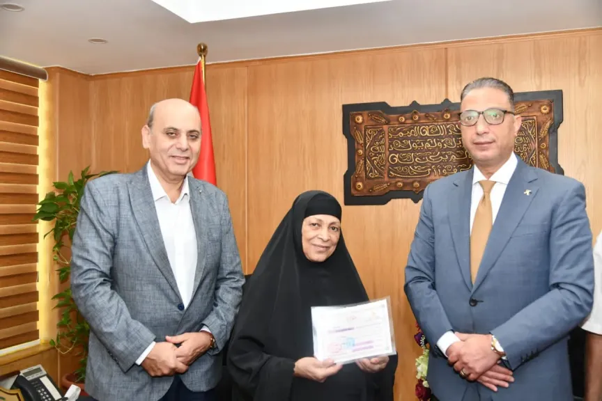 محافظ الفيوم يُكرم السيدة ”مبروكة” لحصولها على شهادة محو الأمية