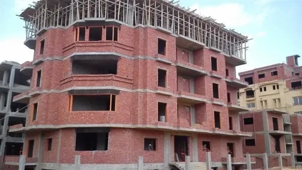 محافظ الجيزة يطيح بنائب رئيس حي الهرم و3 قيادات آخرين بسبب التقصير