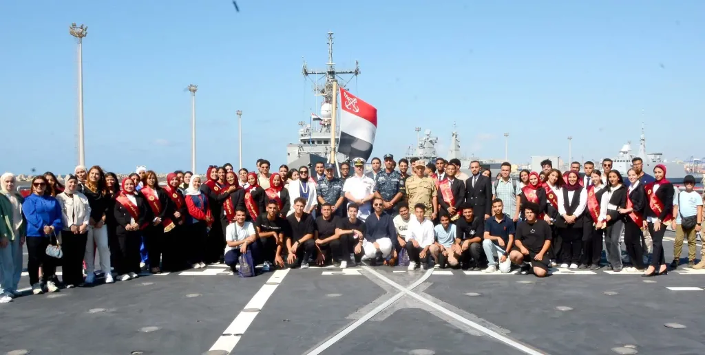 القوات المسلحة تنظم زيارة لشباب المصريين بالخارج وطلبة الجامعات لقيادتي القوات البحرية والصاعقة