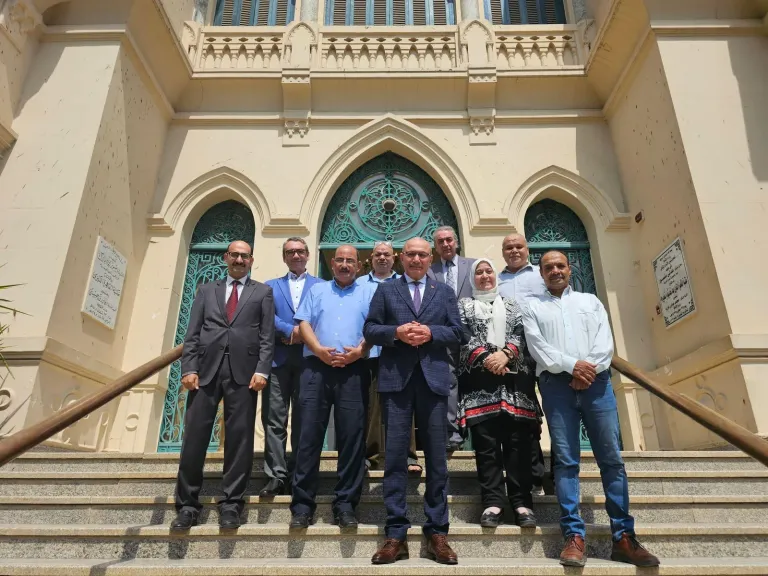 السفير التركي بالقاهرة ”صالح موطلو شن” يهدي مجموعة كتب إلى مكتبة القاهرة الكبرى