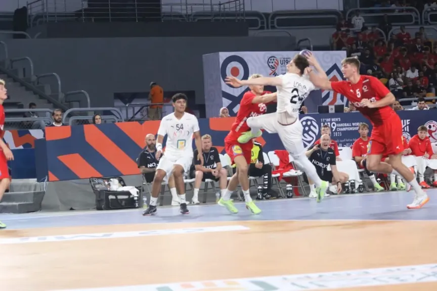 وزير الرياضة يحتفل  في الملعب مع منتخب الناشئين بالتاهل لربع نهائي مونديال اليد