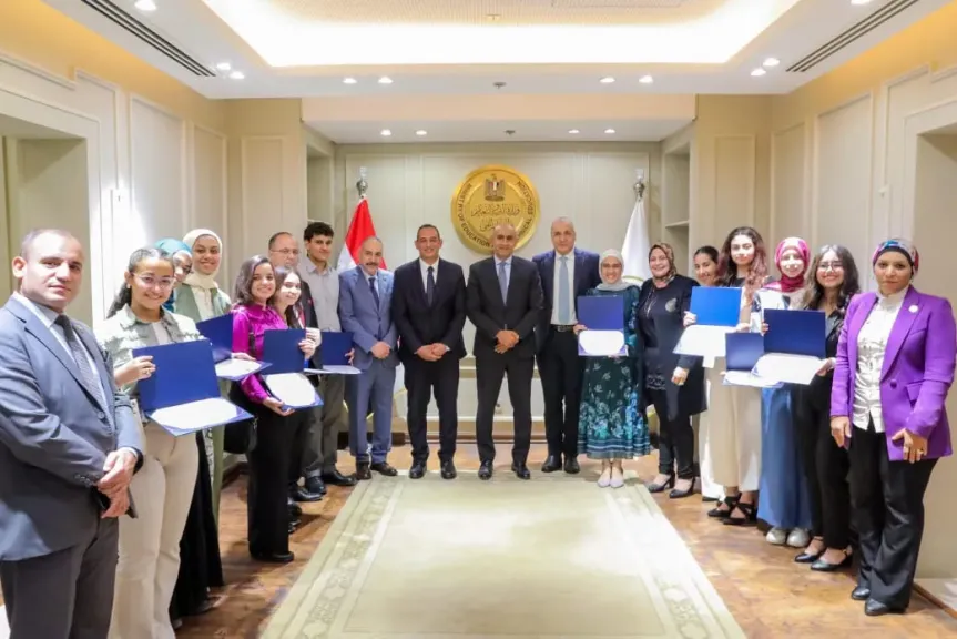 وزير التعليم يكرم أوائل مدارس النيل المصرية الدولية