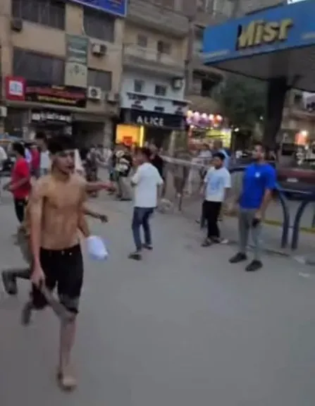 مشاجرة عنيفة بين عدد من الشباب بالأسلحة البيضاء يثير الذعر في الخصوص