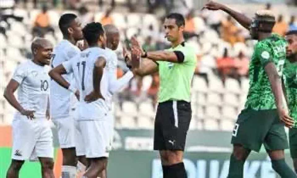 لجنة الحكام فيفا تختار أمين عمر حكما لمواجهة كينيا وجامبيا في تصفيات كأس العالم