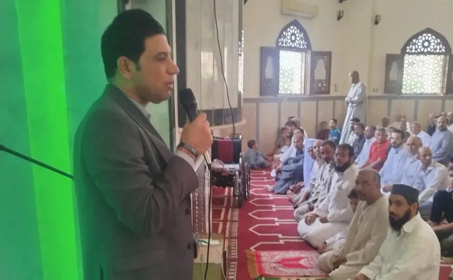 نائب محافظ سوهاج يؤدي صلاة الجمعة بمسجد عباد الرحمن ويستمع لشكاوى سكان المدينة الجديدة