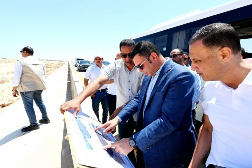 وزير الإسكان يتفقد مشروعات المرحلة العاجلة للأراضي البديلة بمنطقة ”شمس الحكمة” ويتابع مخطط تنمية منطقة غرب رأس الحكمة