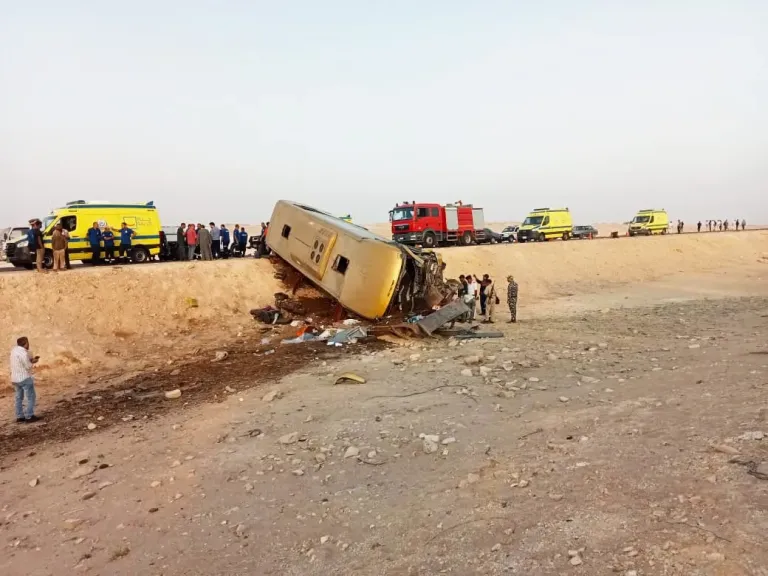 محافظ أسيوط يتابع الحالة الصحية لمصابي حادث انقلاب أتوبيس على الطريق الصحراوي الغربي