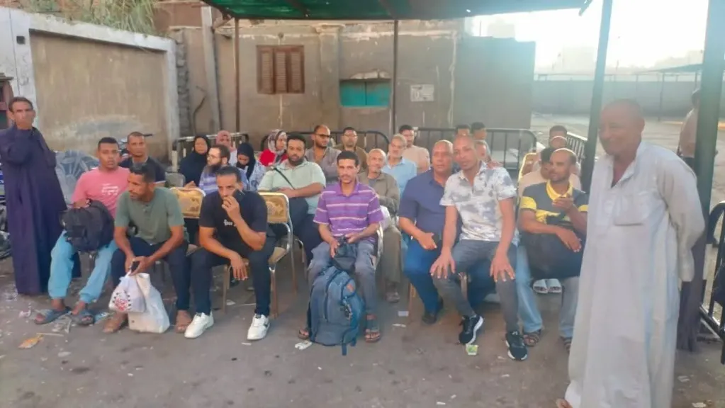 ”المواطن أولاً”.. الفيوم توفر مقاعد انتظار لراحة الركاب في موقف مصر