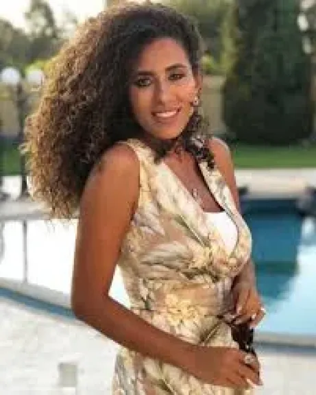 عمرو دياب يشيد بالشاعرة منة عدلي القيعي خلال حفله بالساحل الشمالي