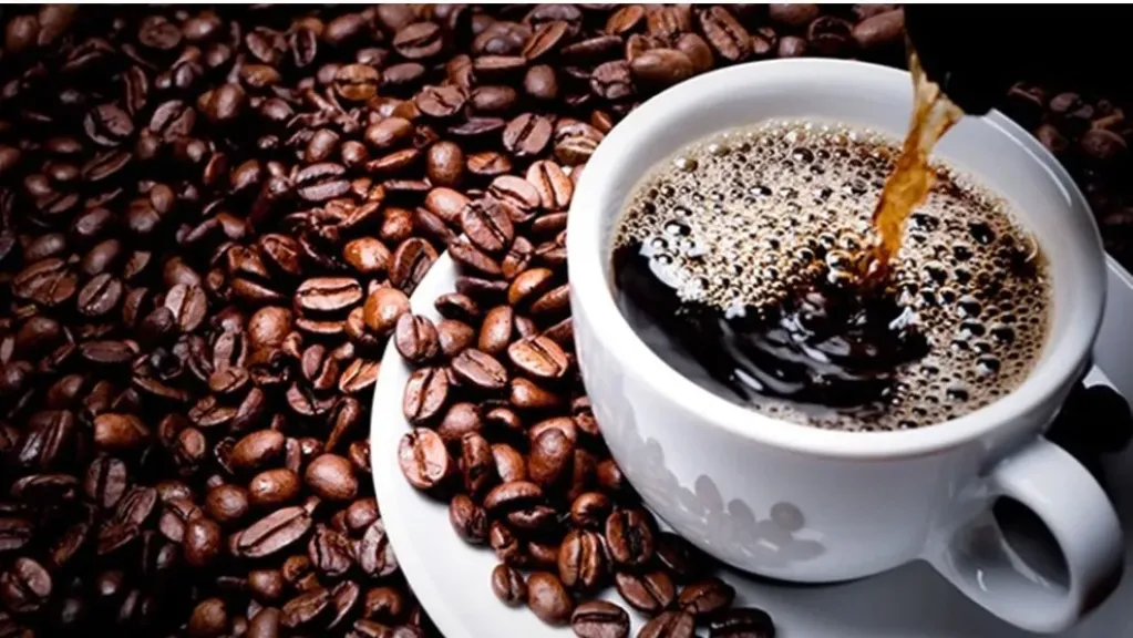أضرار شرب القهوة على الريق وما هو أفضل وقت لتناولها؟