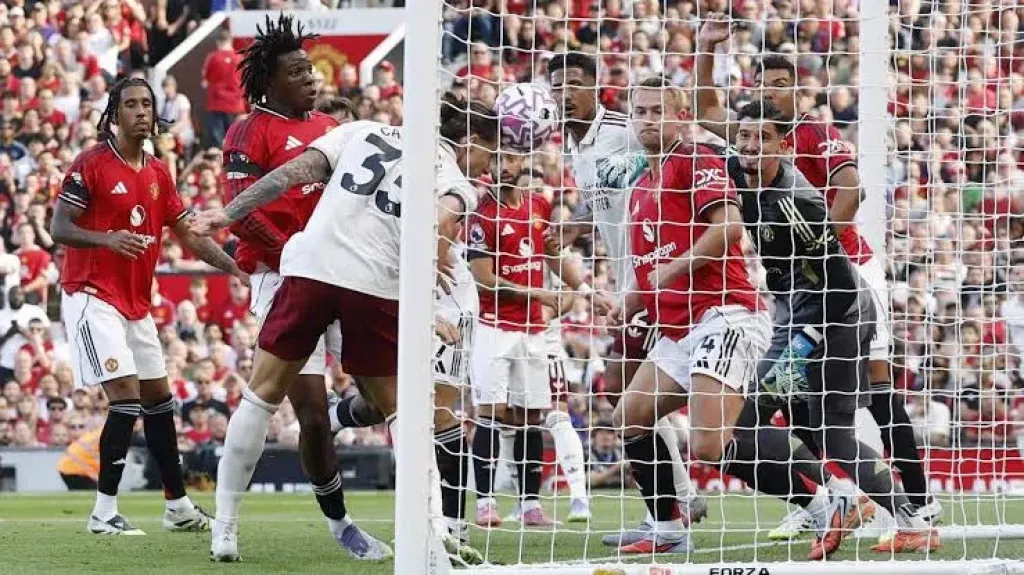 مانشستر يونايتد يسقط أمام أرسنال في الجولة الأولى من البريميرليج بهدف كالافيوري