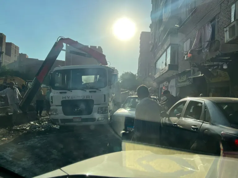 سقوط سيارة شفط داخل بيارة صرف صحي يعرقل الحركة المرورية في بولاق الدكرور| صور