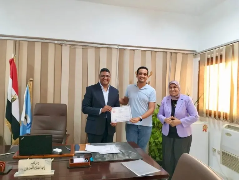 وكيل  الصحة بالبحر الاحمر يكرم فريق إدارة مكافحة العدوي