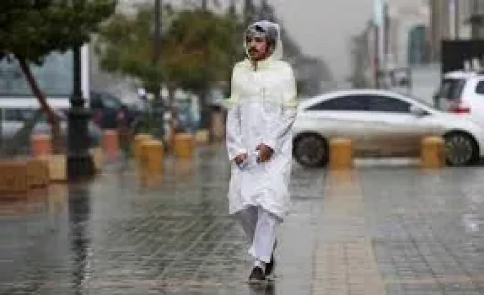 بدأ موسم الأمطار  وبيان حالة الطقس  في السعودية