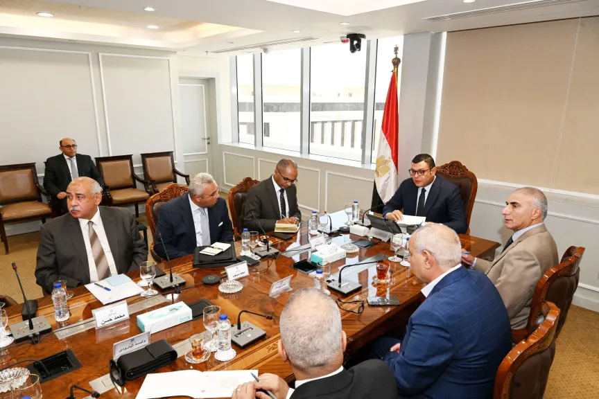 وزير الإسكان يعقد اجتماعًا موسعًا مع رؤساء وممثلي الجهات التابعة للوزارة ويصدر حزمة من التوجيهات لتأمين المنشآت وتعزيز السلامة والصحة المهنية
