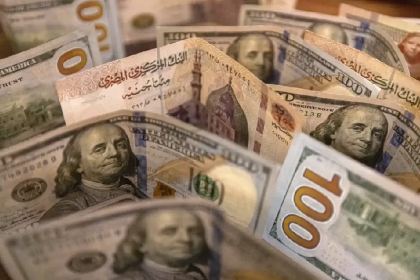 قفزة في سعر الدولار أمام الجنيه.. وتراجع عالمي للعملة الأمريكية