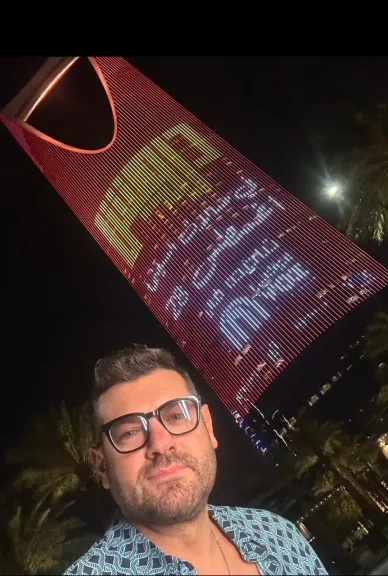 بالصور..سابقة تحدث لأول مرة لفيلم مصري..برج المملكة  يحمل افيش فيلم درويش لعمرو يوسف