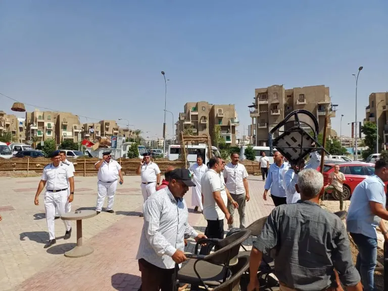 ”مجزرة للعشوائيات.. العبور تغلق 125 محلاً وتزيل 73 مخالفة في أكبر حملة موسعة”