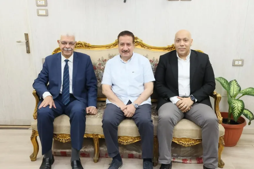 رئيس الجامعة ونائبيه يقدمان التهنئة لنائب محافظ المنوفية لعودته للعمل