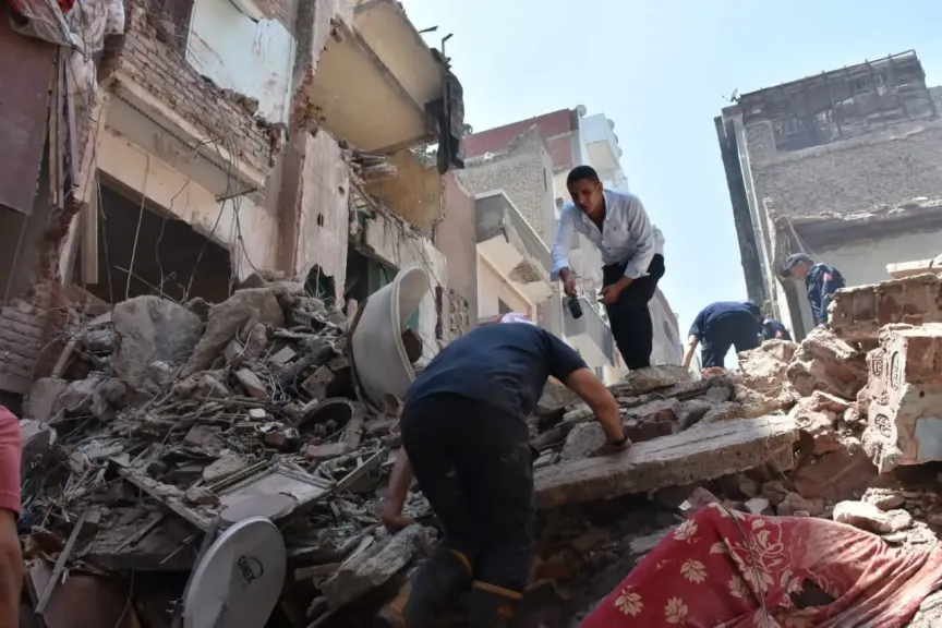 وفاة و4 مصابين في انهيار عقار الزقازيق وتشكيل لجنة لمراجعة المباني المجاورة