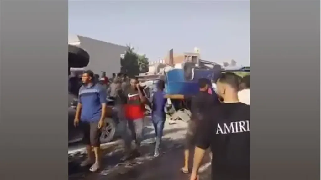 مصرع وإصابة 10 أشخاص في حادث اصطدام تريلا بسيارتين في شق الثعبان
