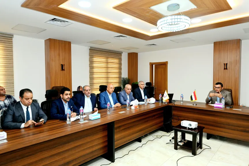 وزير الإسكان يتابع ملف تقنين الأراضي بمدينتي العبورالجديدة والشروق