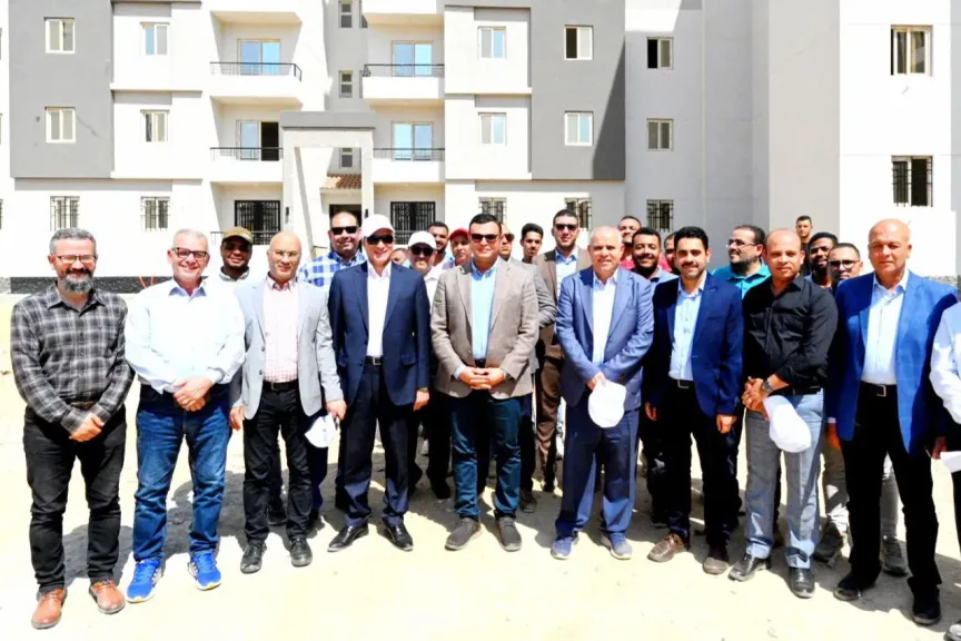 وزير الإسكان يتفقد المركز التكنولوجي لخدمة المواطنين بالعبور الجديدة ويتابع موقف مشروعي ”ديارنا” و”سكن لكل المصريين” ومشروع مرافق الأراضي المضافة بمنطقة الأمل سابقًا