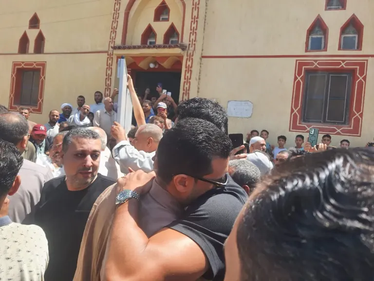 الحزن يخيم علي الكابتن محمد الشناوي نجم منتخب مصر والنادي الأهلي أثناء تشييع جثمان والده بمسقط رأسه بقرية الشرقاوية بكفر الشيخ