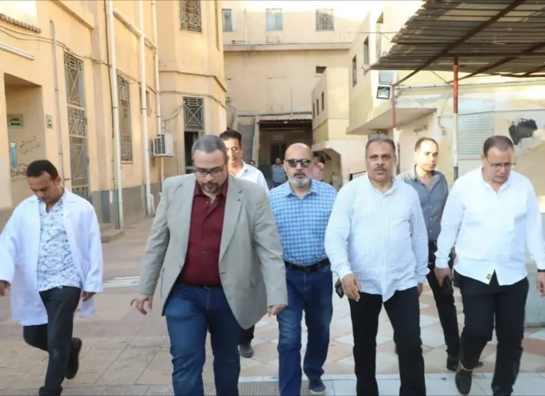 محافظ الشرقية يزور مصابي حادث انهيار عقار شارع مولد النبي بمستشفيات الزقازيق الجامعي والعام