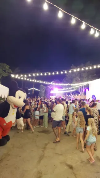 مهرجان الشارع يجذب السياح في فنادق الغردقة ويعزز رسائل الأمان بالبحر الأحمر