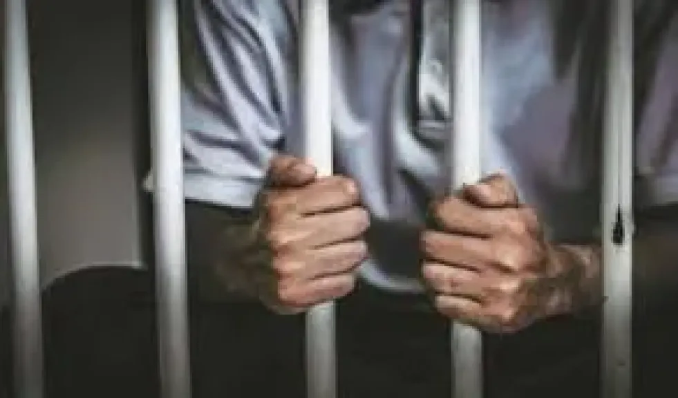 العدالة تنتصر لبراءة طفلة.. المشدد 15 عامًا لغفير استغل صغر سنها وخطفها وتعد عليها بالقليوبية
