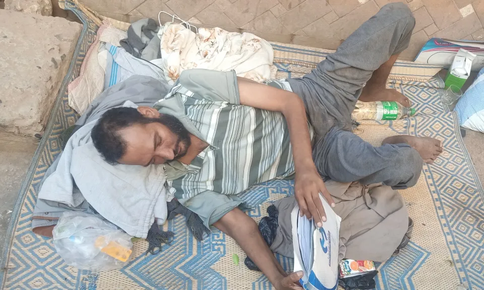 مأساة إنسانية بقرية شنوان.. سائق سابق يفترش الطريق ويستغيث بمحافظ المنوفية لإجراء عملية تغيير مفصل