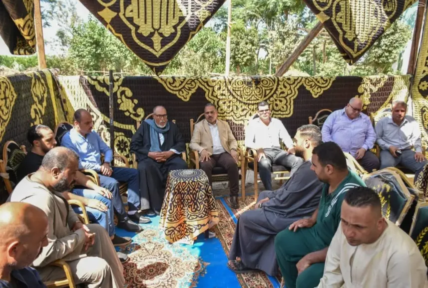 محافظ الشرقية يؤدي واجب العزاء لأسر ضحايا حادث إنهيار عقار الزقازيق ويُوجه بسرعة صرف التعويضات المقررة