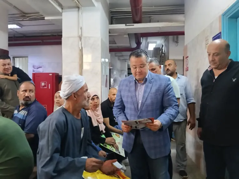 مدير مستشفيات بنها الجامعية يشرف شخصيًا على تحسين الخدمات وتسريع إجراءات المرضى