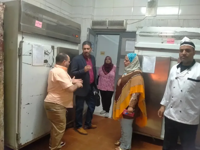 في زيارة مفاجئة لـ” حميات المنصورة” ..وكيل صحة الدقهلية يستمع لآراء المرضى