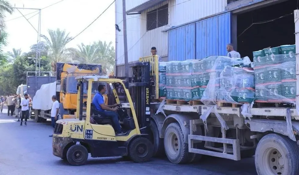 قافلة إغاثية سعودية جديدة تصل إلى وسط قطاع غزة مقدمة من مركز الملك سلمان للإغاثة