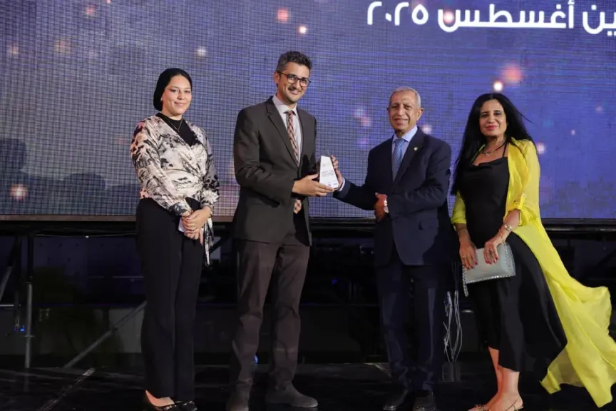 رئيس الاكاديمية العربية يكرم اسرة اعلامها