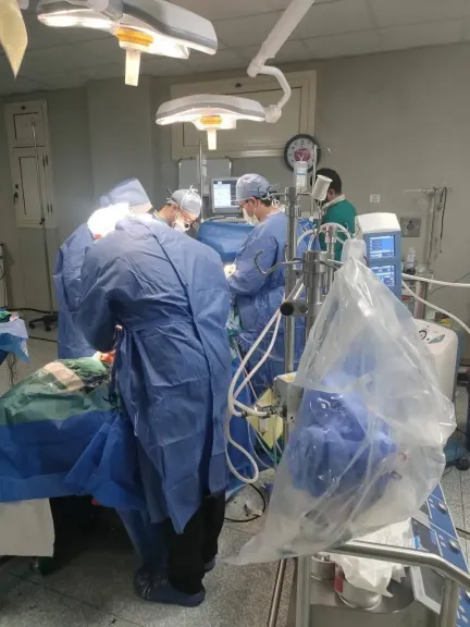”أطباء بنها” يكتبون فصلًا جديدًا في تاريخ الجراحة.. 3 عمليات قلب مفتوح دقيقة تنقذ حياة مريضة