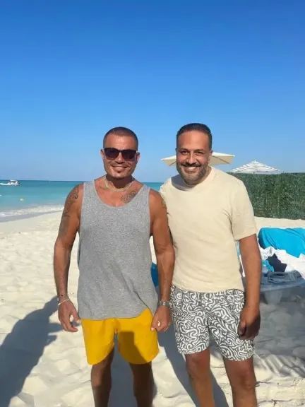 ”هو أصغر مهما حاولت احلي نفسي ”.. خالد سرحان يعلق على صورة تجمعه بالهضبة