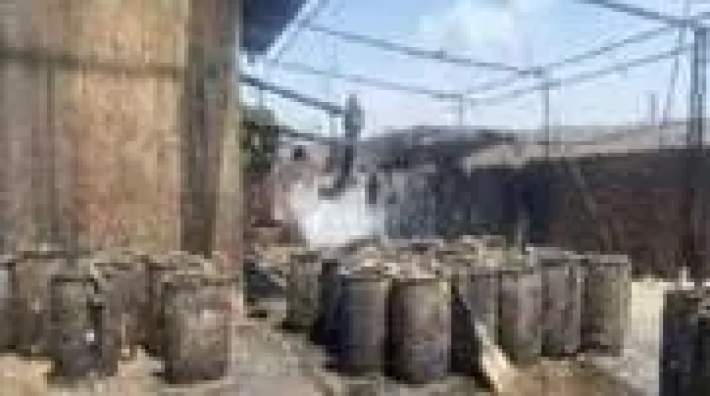 سقوط مصنع ”الموت الصامت” بالخانكة.. 90 طن أعلاف مغشوشة في قبضة الأمن