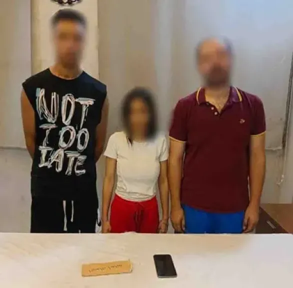 بسبب خلافات شخصية.. تفاصيل القبض على التيك توكر سمسم مصر وزوجته بتهمة استدراج شاب وضربه وإجباره على توقيع إيصال أمانة