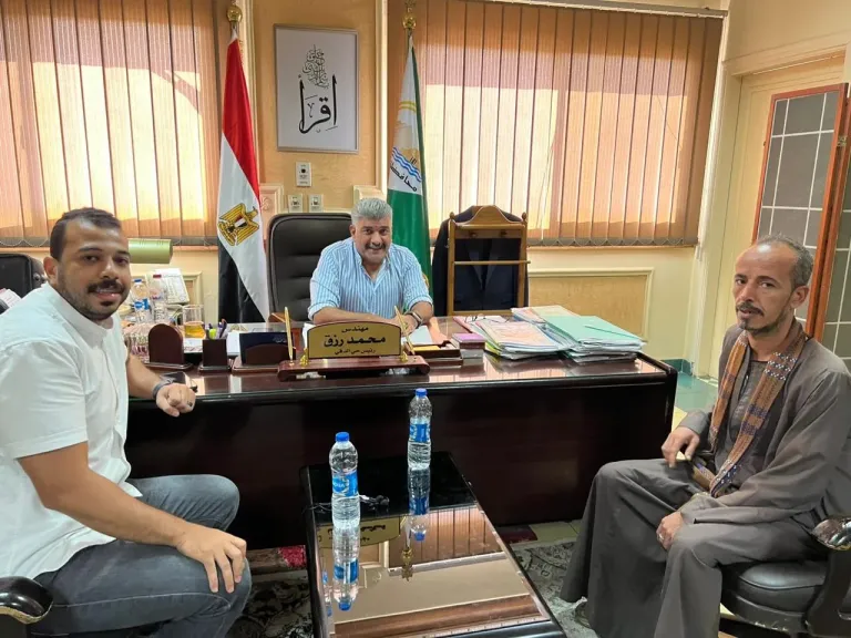 بعد تدخل «النهار».. رئيس حي الدقي يستقبل بائع البطاطا بمكتبه بعد الاعتداء عليه لحل مشكلته.. ويكلف بتوفير مكان آمن له